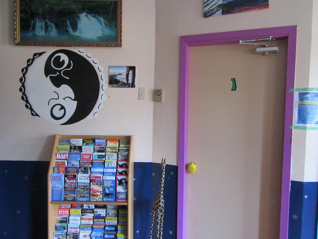 Turtle Hostel Виктория Екстериор снимка