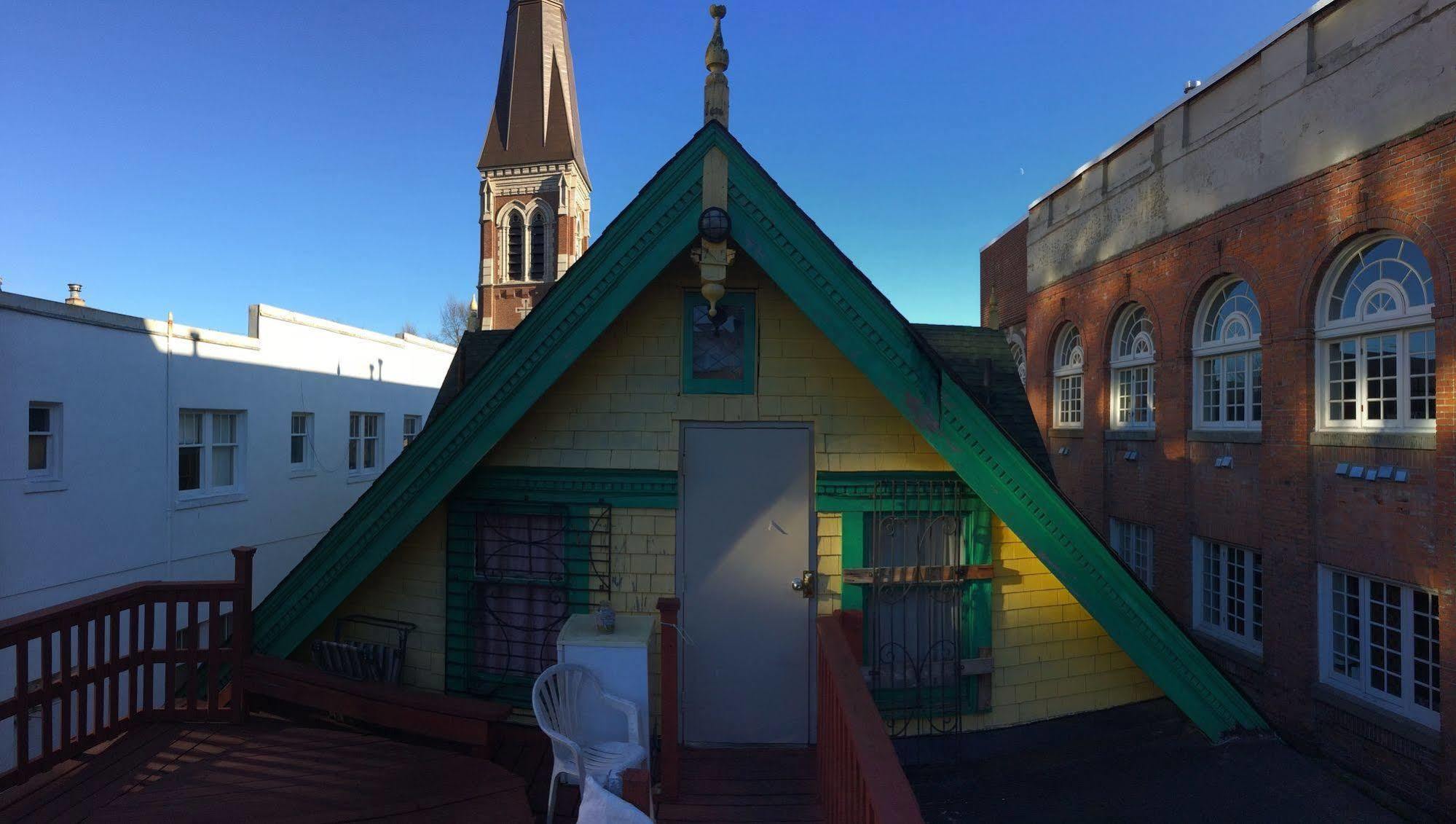 Turtle Hostel Виктория Екстериор снимка