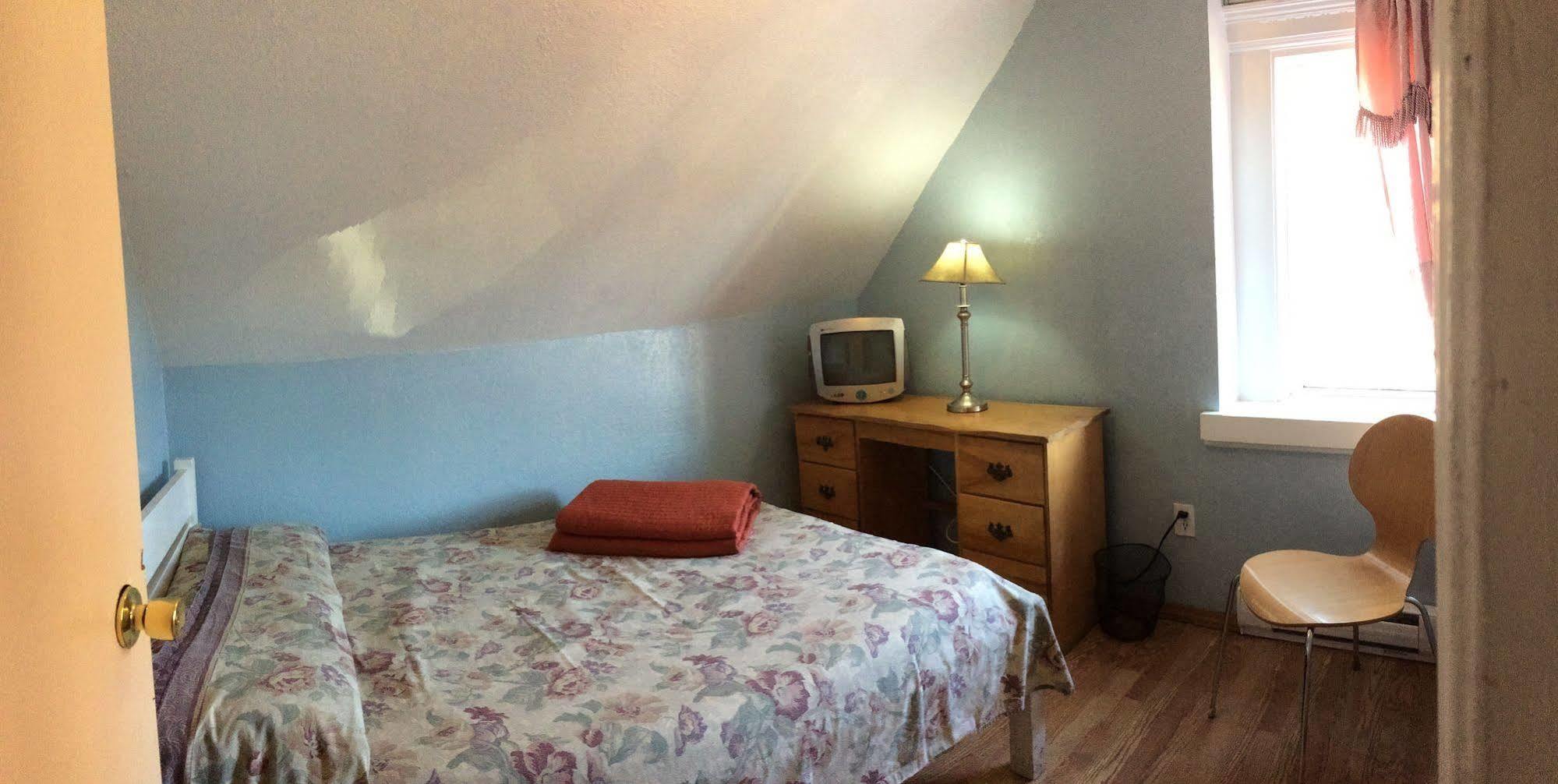 Turtle Hostel Виктория Екстериор снимка